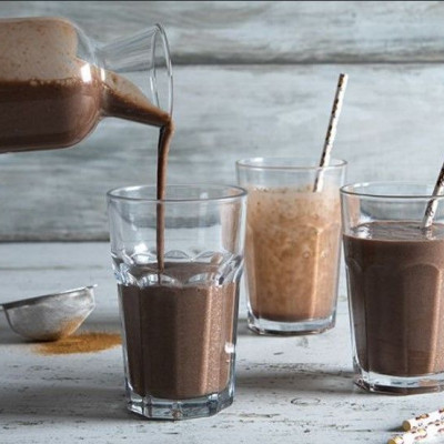 Άκης Πετρετζίκης: Hummus shake με κακάο