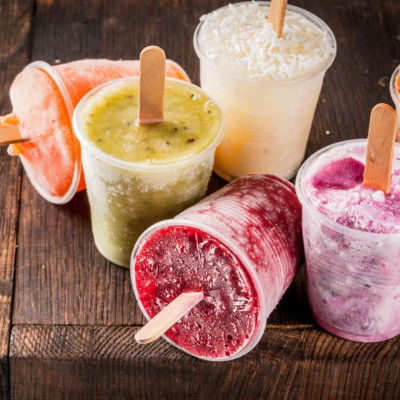 Φτιάξτε τρίχρωμες γρανίτες με καρπούζι, γάλα καρύδας και ακτινίδιο