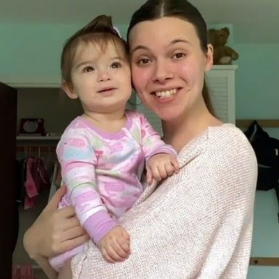 Μαμά κατέγραψε τυχαία στην κάμερα την πρώτη λέξη της κόρης της