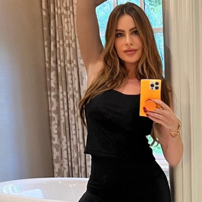 Ενάμιση μήνα μετά τα 50α της γενέθλια, η Sofía Vergara ποζάρει με μεγαλύτερη αυτοπεποίθηση από ποτέ