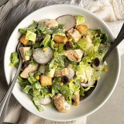 Άκης Πετρετζίκης: Σαλάτα με κοτόπουλο