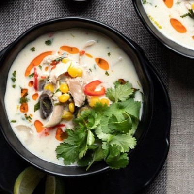 Άκης Πετρετζίκης: Ταϊλανδέζικη σούπα καρύδας με κοτόπουλο (Tom Kha Gai)