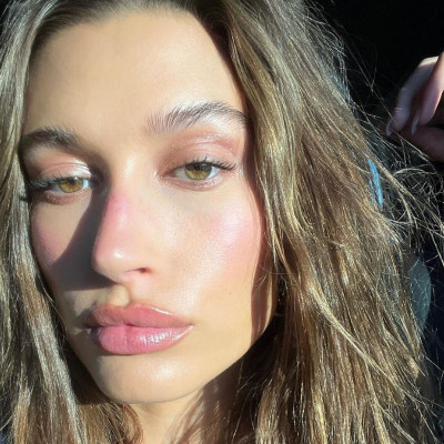 Το μυστικό της Hailey Bieber για juicy και λαμπερά χείλη με 2 προϊόντα του νεσεσέρ