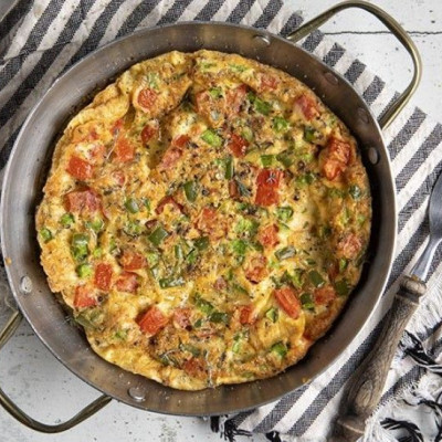 Άκης Πετρετζίκης: Ομελέτα φούρνου με ντομάτα και πιπεριά