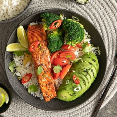 Άκης Πετρετζίκης: Σολομός με σάλτσα τεριγιάκι