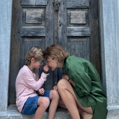 Ευδοκία Ρουμελιώτη: Το ταξίδι στην Αγγλία και οι φωτογραφίες του γιου της