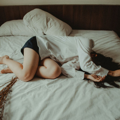 Πώς να καταπολεμήσεις τη θλίψη χωρίς να καταπιέσεις τα συναισθήματά σου