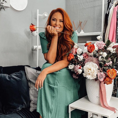 Η Σίσσυ Χρηστίδου επέστρεψε στη σταθερή επιλογή της γκαρνταρόμπας της: τα κρουαζέ φορέματα