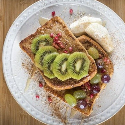 Άκης Πετρετζίκης: Αβγοφέτες με μέλι και φρούτα