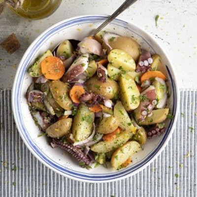 Άκης Πετρετζίκης: Πατατοσαλάτα με χταπόδι