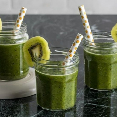 Άκης Πετρετζίκης: Χυμός με ακτινίδιο και τζίντζερ