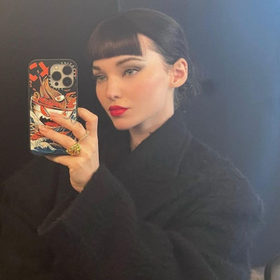 Bangs, bangs! Η Dove Cameron με νέο κούρεμα τόλμησε την απόλυτη τάση της σεζόν