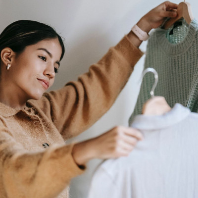 Πώς θα διπλώσεις και θα αποθηκεύσεις σωστά τα καλοκαιρινά ρούχα