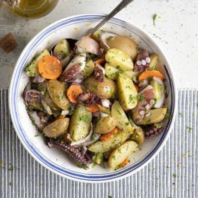 Άκης Πετρετζίκης: Πατατοσαλάτα με χταπόδι