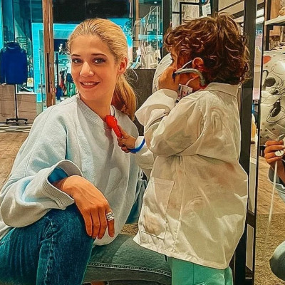 Την πιο γλυκιά πρόταση γάμου στην Τζένη Θεωνά δεν την έκανε ο Δήμος Αναστασιάδης αλλά ο...γιος της