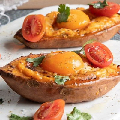 Άκης Πετρετζίκης: Ψητές γλυκοπατάτες με αβγά