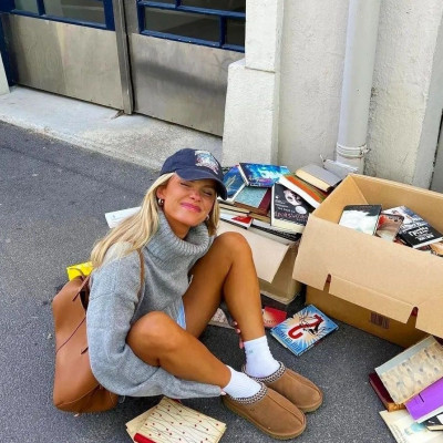 Back to school: Η απόλυτη playlist για να σου κρατά παρέα όσο ντύνεις τα βιβλία