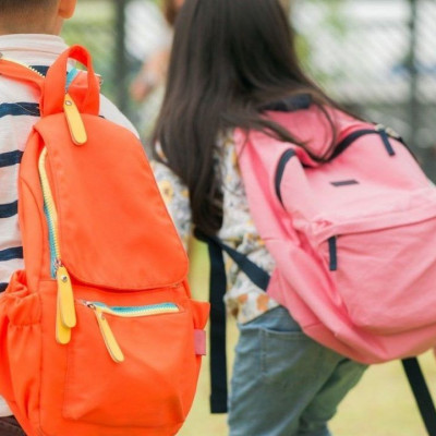 Τα must-have ρούχα και αξεσουάρ που θα κάνουν πιο άνετη τη νέα σχολική χρονιά