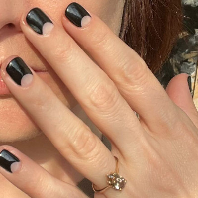 Τα Half-Moon Nails επέστρεψαν – 10 μανικιούρ που κολακεύουν και κοντά και μακριά νύχια
