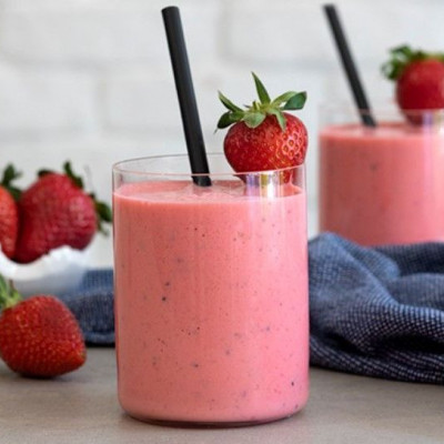 Άκης Πετρετζίκης: Smoothie με φράουλα και ακτινίδιο