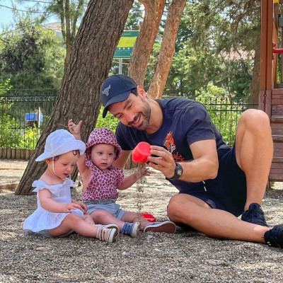 Σάκης Τανιμανίδης: «Η καλύτερη ώρα της ημέρας» με τις δίδυμες και το βίντεο μαζί τους