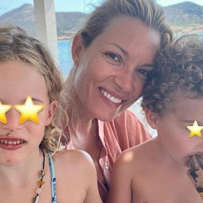 Βίκυ Καγιά: Η απίθανη φωτογραφία των παιδιών της πιασμένα χέρι - χέρι