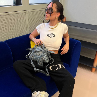 Το αμφιλεγόμενο trend που υιοθετούν τα κορίτσια του TikTok για την πρώτη μέρα στο σχολείο