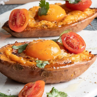 Άκης Πετρετζίκης: Ψητές γλυκοπατάτες με αβγά