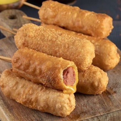 Άκης Πετρετζίκης: Εύκολα λουκανικοπιτάκια