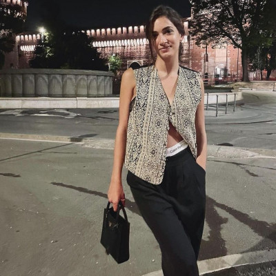 New trend alert: Η Αντιγόνη Νεοφύτου φόρεσε το γιλέκο της σαν top