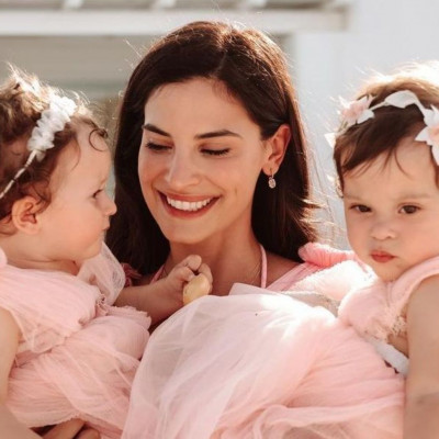 Χριστίνα Μπόμπα: Το παιχνίδι στην άμμο που ξετρέλανε τις δίδυμες