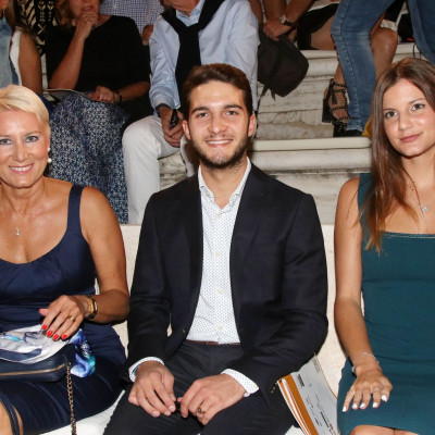 Η Νατάσα Παζαΐτη και η 19χρονη Αλίκη Καραμανλή με παρόμοια midi φορέματα -Τις συνόδεψε ο Αλέξανδρος