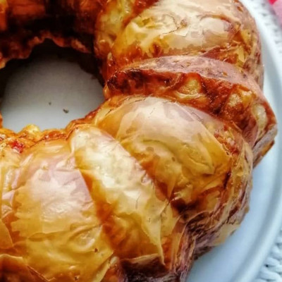 Όταν η τυρόπιτα ψήνεται σε μια φόρμα κέικ