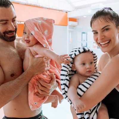 Η Χριστίνα Μπόμπα μάς έδειξε για πρώτη φορά τους κουμπάρους της λίγο πριν τη βάφτιση των διδύμων