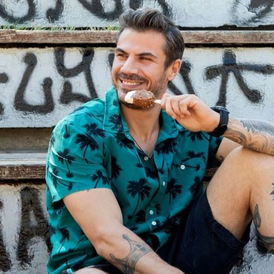 Άκης Πετρετζίκης: Το βίντεο με την κόρη του μέσα από το μαιευτήριο μας έκανε να «λιώσουμε»