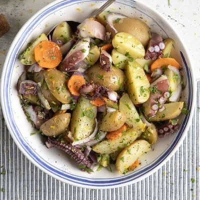 Άκης Πετρετζίκης: Πατατοσαλάτα με χταπόδι