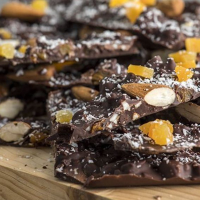 Άκης Πετρετζίκης: Vegan μπάρες σοκολάτας