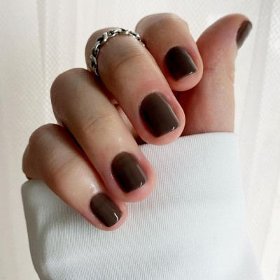 Σήμερα θέλουμε chocolate brown nails γιατί η σοκολάτα έχει «θέση» και στα νύχια μας