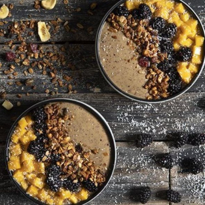 Άκης Πετρετζίκης: Acai bowl με ρόφημα αμυγδάλου και μάνγκο