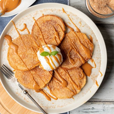 Άκης Πετρετζίκης: Churros pancakes με σάλτσα καραμέλας
