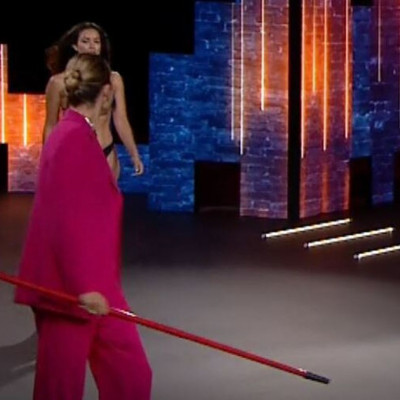 GNTM: Η Βίκυ Καγιά πήρε το... σκουπόξυλο!