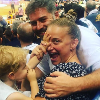 Αλέξανδρος Μπουρδούμης: Ο γιος του ζωγραφίζει με τη γιαγιά του στην κουζίνα