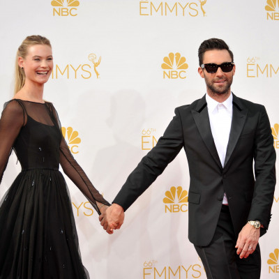 Τι κι αν ο Adam Levine έστελνε ακατάλληλα μηνύματα σε άλλες, η Behati Prinsloo τον στηρίζει φουλ