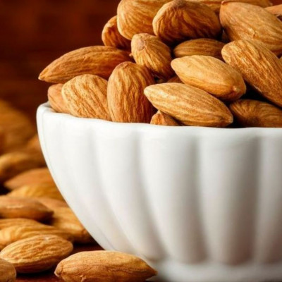 Αμύγδαλα: Η διατροφική τους αξία και οι λόγοι που θα μπορούσαμε να τα μουλιάζουμε πριν τα φάμε