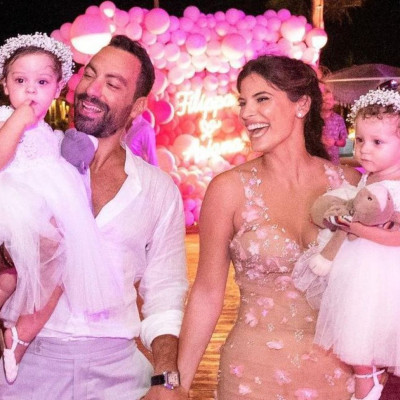 Χριστίνα Μπόμπα: Η αδελφή της πλένει τις πετσέτες της βάφτισης των διδύμων στη θάλασσα