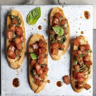 Άκης Πετρετζίκης: Μπρουσκέτες με ντομάτα