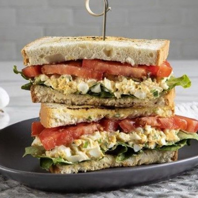 Άκης Πετρετζίκης: Σάντουιτς με αβγά