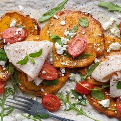 Άκης Πετρετζίκης: Pancakes γλυκοπατάτας με φέτα και ντοματίνια
