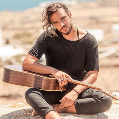 Ο Άρις Πετράκης είναι ένας ρομαντικός ροκ καλλιτέχνης και το νέο ΤikTok crush μας