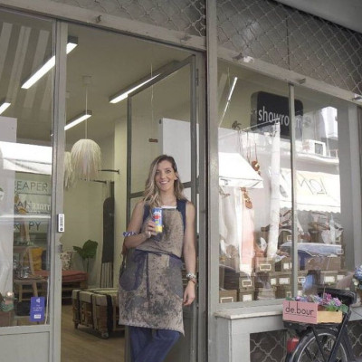 Ντέπη Μπουρνάζου: Από τα έντυπα στα υποδήματα, με αγάπη για ό,τι κάνει την ψυχή να ξεχειλίζει